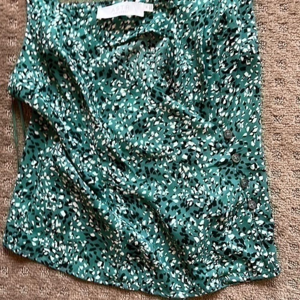 ASTR Women’s green flower top, size medium NWOT